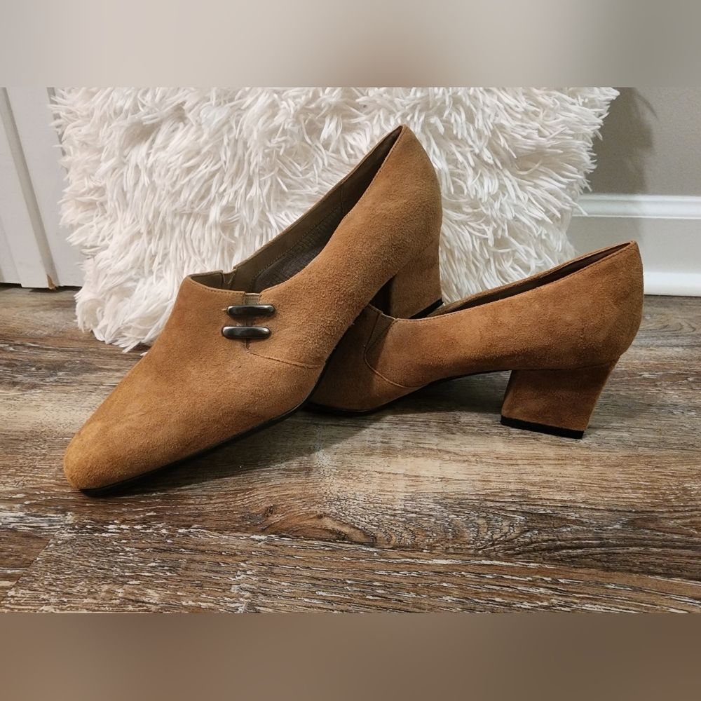 Beige Suede Leather Pumps Block Heels by Karen Scott Slip on Dress Shoes Size 8